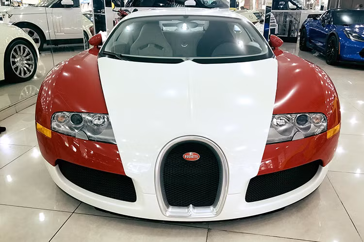 Vào năm 2012, chiếc Bugatti Veyron này thuộc diện xe của Việt kiều hồi hương nên được ưu đãi thuế chỉ có giá khoảng 2,3 triệu USD (tương đương hơn 40 tỷ đồng - tính theo mệnh giá USD năm 2012). Thời điểm này, chả có một ai dám bỏ ra gần 50 tỷ để rước 1 con xe về “trùm mền”, nếu có nói ra chắc chắn nhiều người sẽ cho đó là điều không tưởng.