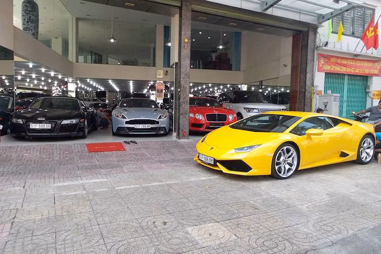 Showroom này cũng chính là nơi nhập khẩu chiếc McLaren 650S màu xanh duy nhất tại Việt Nam hiện nay. Đa số những chiếc siêu xe 650S khác đều có màu cam. Ngay cả "hàng khủng" Lamborghini Aventador SV, với số lượng sản xuất trên thế giới chỉ 600 chiếc và mức giá gần 500.000 USD tại nước ngoài cũng đã được chủ showroom "mạnh dạn" đưa về.