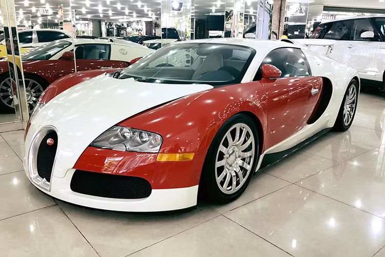 Việc siêu xe Bugatti Veyron được Minh Nhựa rước về nước từ 2012 là một sự kiện chấn động trong làng siêu xe Việt Nam. Sau hơn 4 năm, siêu xe cũng giã từ đại gia ngành nhựa để tìm chủ mới. Từ sau khi chia tay Minh Nhựa đến nay, chiếc siêu xe Bugatti Veyron được mệnh danh "ông hoàng tốc độ" nằm im một góc tại showroom siêu xe ở Q5, TP HCM.