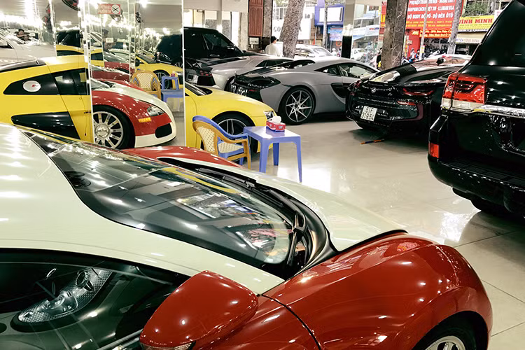 Sau khi tậu siêu xe đỉnh cao trị giá gần 80 tỷ đồng là "thần gió" Pagani Huayra, có vẻ như đại gia siêu xe Minh Nhựa đã tạm quên "ông hoàng tốc độ" Bugatti Veyron 2008 để chú tâm hơn đến tình yêu mới. Hiện chưa biết mức giá của siêu xe này là bao nhiêu, tuy nhiên nó đang được ký gửi nằm chờ khách tại một showroom chuyên mua bán siêu xe ở Sài Gòn và chắc chắn "ông hoàng tốc độ" sẽ không có giá dưới 40 tỷ đồng.