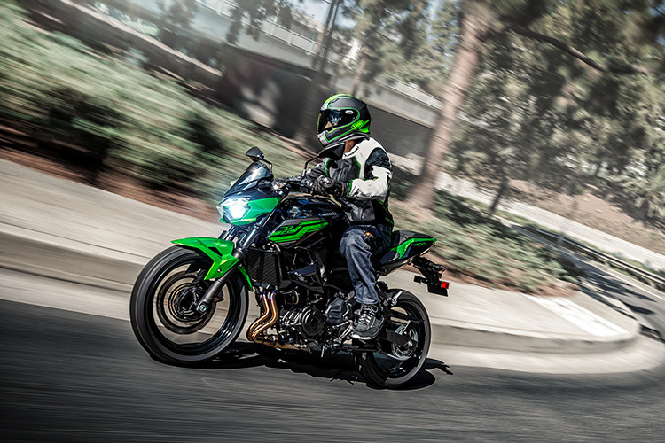 Hiện tại nhà phân phối đã bắt đầu nhận đặt cọc cho xe, nhưng phải tới tháng 6/2019 những chiếc Z400 đầu tiên mới được giao tới tay khách hàng. Giá xe Kawasaki Z400 2019 tại Việt Nam được bán ra chính hãng là 149 triệu đồng. Đối thủ của nó sẽ là Yamaha MT-03, KTM 390 Duke hay Honda CB500F.