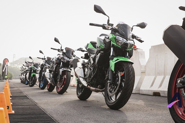 Vừa ra mắt tại thị trường Malaysia vào tháng 4/2019 vừa qua, mẫu naked-bike phân khối lớn dành cho người mới chơi, Kawasaki Z400 2019 mới đã chính thức có mặt tại Việt Nam thông qua nhà phân phối Max Moto. Xe được bán tại Việt Nam với mức giá niêm yết 149 triệu đồng cùng 2 lựa chọn màu sắc là Xanh lá cây và Đỏ.