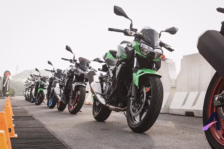 Vừa ra mắt tại thị trường Malaysia vào tháng 4/2019 vừa qua, mẫu naked-bike phân khối lớn dành cho người mới chơi, Kawasaki Z400 2019 mới đã chính thức có mặt tại Việt Nam thông qua nhà phân phối Max Moto. Xe được bán tại Việt Nam với mức giá niêm yết 149 triệu đồng cùng 2 lựa chọn màu sắc là Xanh lá cây và Đỏ.