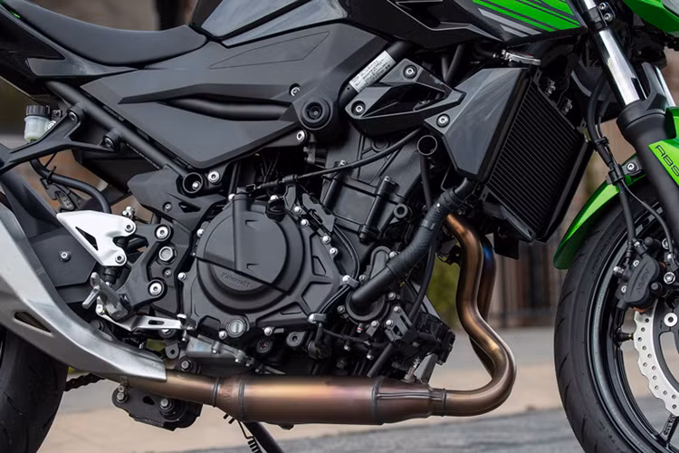 Chia sẻ chung cỗ máy 2 xi-lanh thẳng hàng DOHC 8 van 399cc làm mát bằng chất lỏng và bộ khung thép ống mới cùng với đàn anh Ninja 400, Z400 cũng có công suất 45 mã lực và mô-men xoắn cực đại 37Nm.