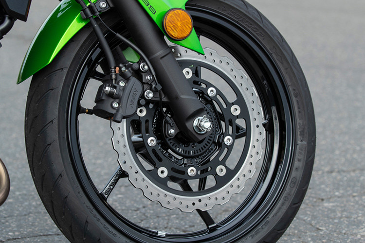 Theo Kawasaki, hãng đã sử dụng hệ khung mới cho Z400 tuy nhiên bộ khung này vẫn có kết cấu dạng thép ống kim cương. Cảm giác lái của chiếc xe được bảo đảm bởi cặp phuộc nâng đường kính từ 37 lên thành 41mm, cùng với hệ thống phanh đĩa trước 310mm và phanh ABS thế hệ mới của Nissin. Dù có phuộc lớn hơn, nhưng xe vẫn sử dụng phuộc ống lồng thay vì phuộc dạng USD. 