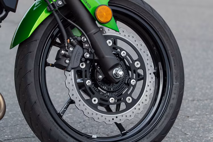 Theo Kawasaki, hãng đã sử dụng hệ khung mới cho Z400 tuy nhiên bộ khung này vẫn có kết cấu dạng thép ống kim cương. Cảm giác lái của chiếc xe được bảo đảm bởi cặp phuộc nâng đường kính từ 37 lên thành 41mm, cùng với hệ thống phanh đĩa trước 310mm và phanh ABS thế hệ mới của Nissin. Dù có phuộc lớn hơn, nhưng xe vẫn sử dụng phuộc ống lồng thay vì phuộc dạng USD. 