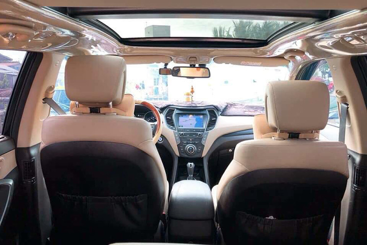 Thế hệ SantaFe 2018 phiên bản tiêu chuẩn cũng được trang bị cửa sau đóng mở bằng điện điều khiển từ xa. Các trang bị trên SantaFe gồm phanh tay điện tử, cửa sổ trời panorama, hệ thống âm thanh 6 loa, dàn lạnh riêng cho hàng ghế thứ 3, chìa khóa thông minh cùng khởi động nút bấm.