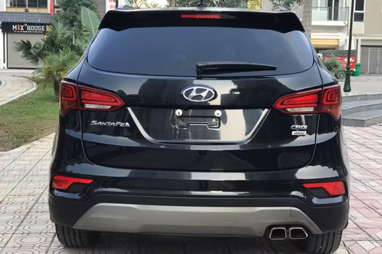 Theo chủ nhân của chiếc xe quảng cáo thì chiếc SantaFe này mới chỉ chạy được khoảng 5000km. Về ngoại hình, xe sở hữu thiết kế theo cảm hứng “Storm Edge” (Biên bão) phàn đầu xe với đèn pha xenon projector dạng tròn cùng lưới tản nhiệt hình lục giác đặc trưng mạ chrome hiện đại.