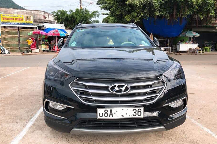 Đáng chú ý, trên thị trường ôtô có những chiếc Hyundai SantaFe đời cũ được chào bán khá cao, đắt ngang hoặc thậm chí còn hơn cả một chiếc xe mới cùng đời tại các showroom chính hãng. Trong ảnh là một chiếc Hyundai SantaFe 2.2 CRDi 4WD sản xuất năm 2018 được chủ nhân chào bán với mức giá hơn 1,2 tỷ đồng sau gần một năm sử dụng.