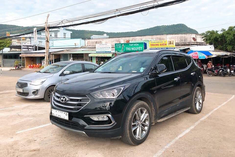 Hyundai SantaFe 2018 được Hyundai Thành Công lắp ráp tại nhà máy Hyundai Ninh Bình trên dây chuyền công nghệ được chuyển giao trực tiếp từ Hyundai Hàn Quốc. Vào thời điểm ra mắt các phiên bản 2.2 2WD máy dầu tiêu chuẩn, 2.4l 4WD máy xăng bản đặc biệt và 2.2l 4WD máy dầu bản đặc biệt lần lượt có giá 1,15 tỷ, 1,25 tỷ và 1,3 tỷ đồng.