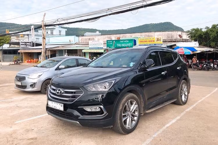 Hyundai SantaFe 2018 được Hyundai Thành Công lắp ráp tại nhà máy Hyundai Ninh Bình trên dây chuyền công nghệ được chuyển giao trực tiếp từ Hyundai Hàn Quốc. Vào thời điểm ra mắt các phiên bản 2.2 2WD máy dầu tiêu chuẩn, 2.4l 4WD máy xăng bản đặc biệt và 2.2l 4WD máy dầu bản đặc biệt lần lượt có giá 1,15 tỷ, 1,25 tỷ và 1,3 tỷ đồng.