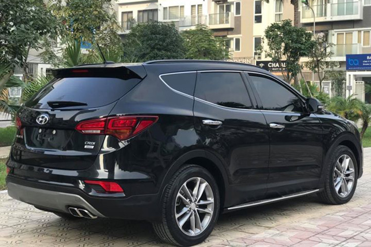 So với phiên bản cũ, động cơ Diesel trên Hyundai SantaFe 2018 được nâng công suất thêm 5 mã lực, mô-men xoắn lớn hơn đạt được ở vòng tua sớm hơn và giữ ở vòng tua cao hơn (1750-2750 rpm), tạo ưu thế khi vượt những địa hình khó ở tốc độ thấp. Xe sở hữu hộp số tự động 6 cấp.