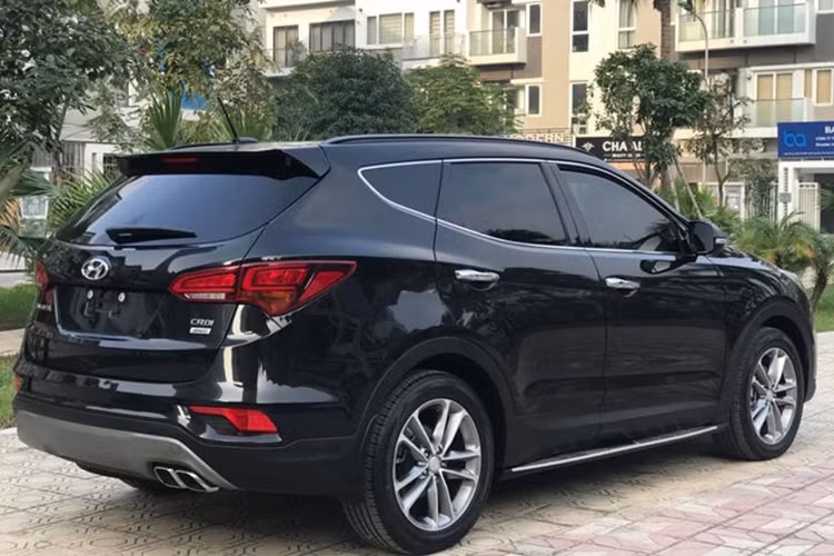 So với phiên bản cũ, động cơ Diesel trên Hyundai SantaFe 2018 được nâng công suất thêm 5 mã lực, mô-men xoắn lớn hơn đạt được ở vòng tua sớm hơn và giữ ở vòng tua cao hơn (1750-2750 rpm), tạo ưu thế khi vượt những địa hình khó ở tốc độ thấp. Xe sở hữu hộp số tự động 6 cấp.