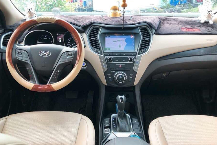 Nội thất của Hyundai SantaFe 2018 này có không gian rộng rãi được giữ nguyên bản, xe sở hữu vô lăng 3 chấu thể thao. Ngoài ra các nút điều khiển trên xe cũng được bố trí để người lái có thể dễ dàng thao tác.