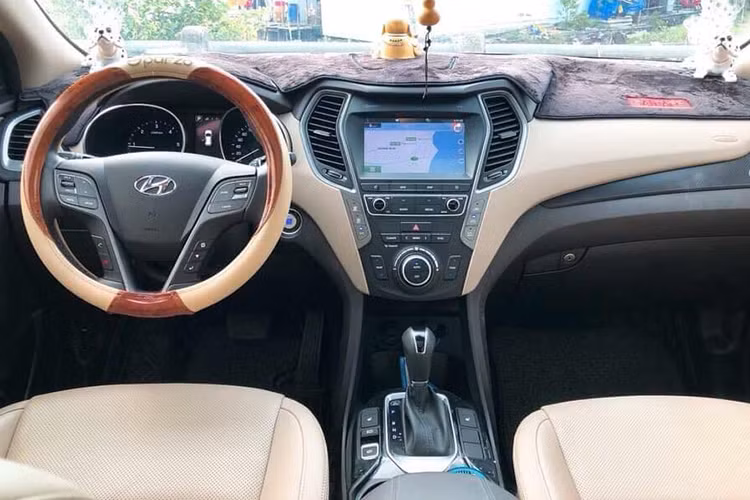 Nội thất của Hyundai SantaFe 2018 này có không gian rộng rãi được giữ nguyên bản, xe sở hữu vô lăng 3 chấu thể thao. Ngoài ra các nút điều khiển trên xe cũng được bố trí để người lái có thể dễ dàng thao tác.