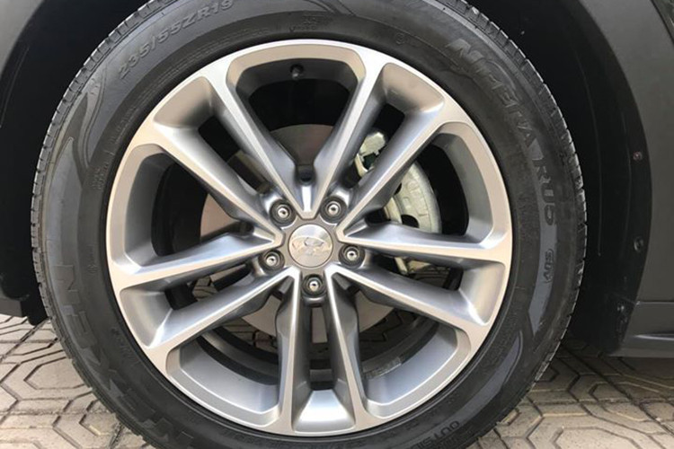 Những điểm khác biệt ở hai bên thân xe khá ít, chỉ bao gồm bộ mâm đúc có thiết kế mới cùng gương chiếu hậu chỉnh điện tích hợp đèn báo rẽ LED. Công nghệ chiếu sáng LED tiếp tục được Hyundai áp dụng cho đèn hậu của xe, khiến SantaFe có vẻ hiện đại hơn. Nằm bên dưới cản sau là cặp ống xả kép với chụp hình tứ giác thể thao.