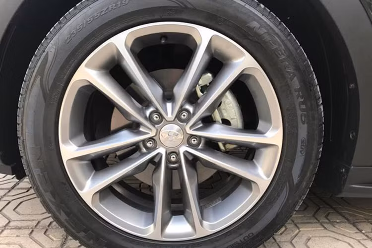 Những điểm khác biệt ở hai bên thân xe khá ít, chỉ bao gồm bộ mâm đúc có thiết kế mới cùng gương chiếu hậu chỉnh điện tích hợp đèn báo rẽ LED. Công nghệ chiếu sáng LED tiếp tục được Hyundai áp dụng cho đèn hậu của xe, khiến SantaFe có vẻ hiện đại hơn. Nằm bên dưới cản sau là cặp ống xả kép với chụp hình tứ giác thể thao.