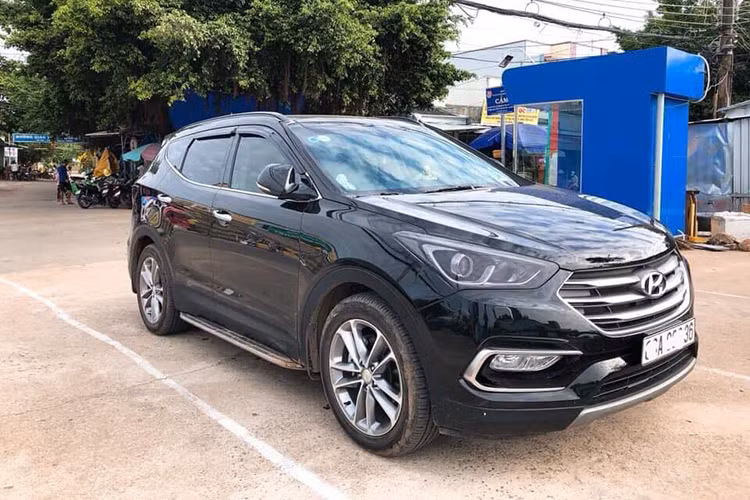 Sau khi nhà phân phối Hyundai Thành Công (HTC) ngừng bán mẫu xe Hyundai SantaFe bản cũ, nhằm chuẩn bị ra mắt phiên bản mới nhất của mẫu SUV tại thị trường Việt Nam. Ngay lập tức các phiên bản cũ của mẫu xe này được dịp kênh giá bán, thậm chí "cháy hàng" không chỉ ở đại lý chính hãng mà còn cả trên thị trường xe cũ.