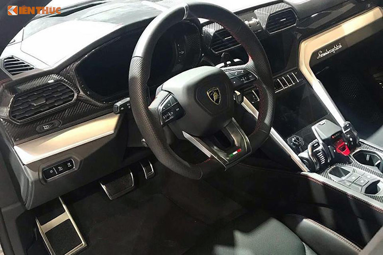 Bên trong nội thất, Lamborghini Urus được trang bị 2 màn hình giải trí và kết nối hệ thống thông tin giải trí Lamborghini (LIS). Ở màn hình trên cùng sẽ đảm nhận nhiệm vụ như hệ thống thông tin giải trí, định vị, điện thoại và thông tin trạng thái xe. Màn hình phía dưới dùng để điều khiển các tính năng như điều hoà nhiệt độ, bàn phím.