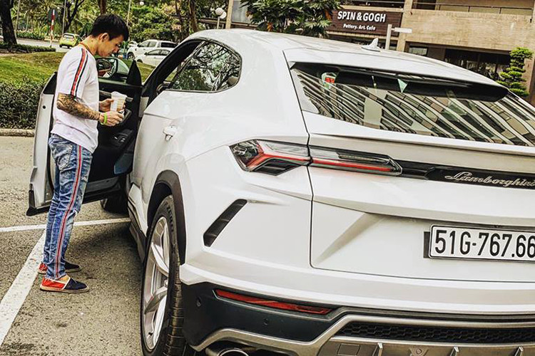 Chiếc biển số của Lamborghini Urus của Minh Nhựa sở hữu dãy số 76.766. Như vậy, có thể thấy 2 số cuối lặp lại ở con số 6. Số 6 được giới mê biển đẹp tại Việt Nam nhận định là con số may mắn, tài lộc. Chưa hết, nếu để ý, có thể thấy, 4 con số đầu tiên của dãy 5 số này có 2 số cặp là 76.