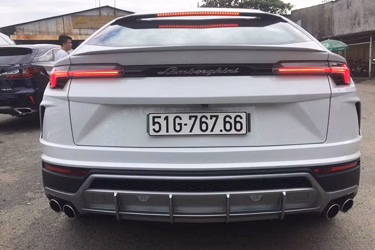 Mức giá lăn bánh cho chiếc siêu SUV Lamborghini Urus đầu tiên tại Việt Nam của đại gia siêu xe Minh Nhựa được đồn đoán không dưới 23 tỷ đồng. Ngoài Lamborghini Urus, Minh Nhựa" cũng đang chờ bàn giao chiếc Range Rover Autobiography đời 2018 đặt mua chính hãng và cả chiếc Mercedes-AMG G63 Edition 1. 