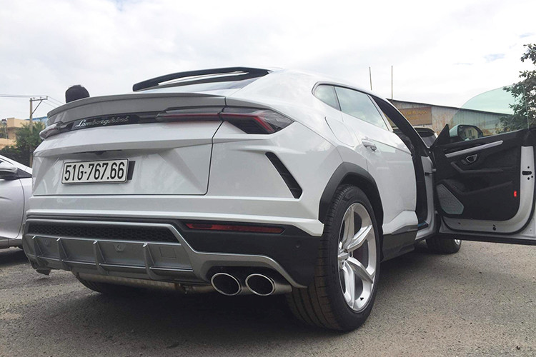 Lực hãm của khối động cơ V8 trên chiếc siêu SUV Lamborghini Urus này đến từ cặp phanh bằng carbon-ceramic có kích thước 440 mm ở phía trước và 370 mm ở phía sau. Trước khi Bentley Bentayga V8 ra đời, Urus từng là chiếc xe có hệ thống phanh đĩa lớn nhất thế giới.