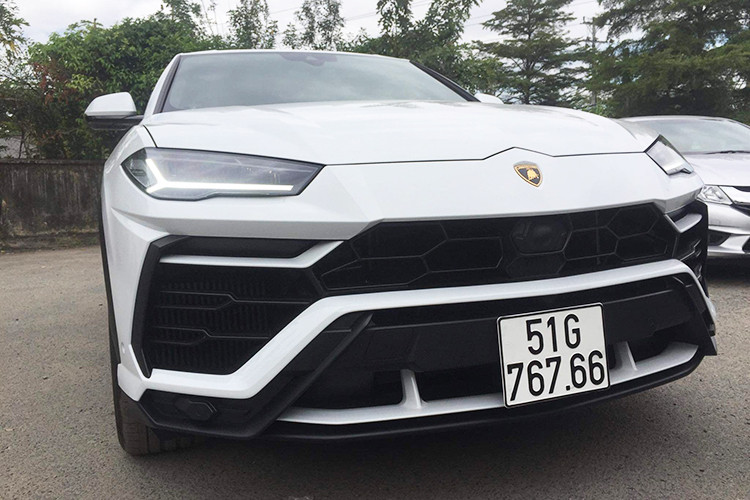 Hiện dàn xe có trong garage của Minh Nhựa đều thuộc hàng khủng nhất Việt Nam hiện nay và tất cả đều đã được doanh nhân này cho ra biển số trắng, trước Lamborghini Urus, Minh Nhựa cũng đã hoàn thành việc đăng kiểm biển số cho Pagani Huayra có giá bán hơn 80 tỷ đồng.