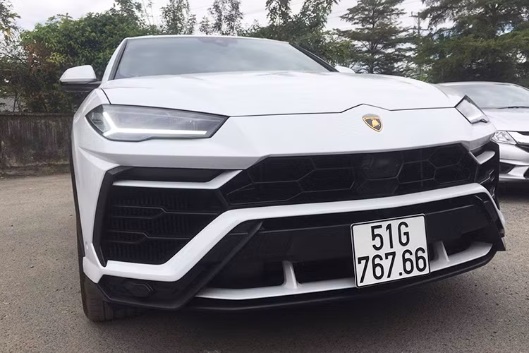 Hiện dàn xe có trong garage của Minh Nhựa đều thuộc hàng khủng nhất Việt Nam hiện nay và tất cả đều đã được doanh nhân này cho ra biển số trắng, trước Lamborghini Urus, Minh Nhựa cũng đã hoàn thành việc đăng kiểm biển số cho Pagani Huayra có giá bán hơn 80 tỷ đồng.