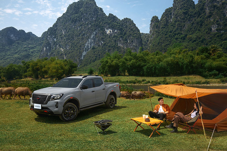 Chiều cao thùng xe Nissan Navara 2022 tại Việt Nam cũng đã được tăng thêm 50mm, kết hợp với thanh giằng tiện dụng, nắp thùng sau trợ lực thanh xoắn giúp vận chuyển, tháo dỡ hàng hóa tiện lợi và nhanh chóng hơn.