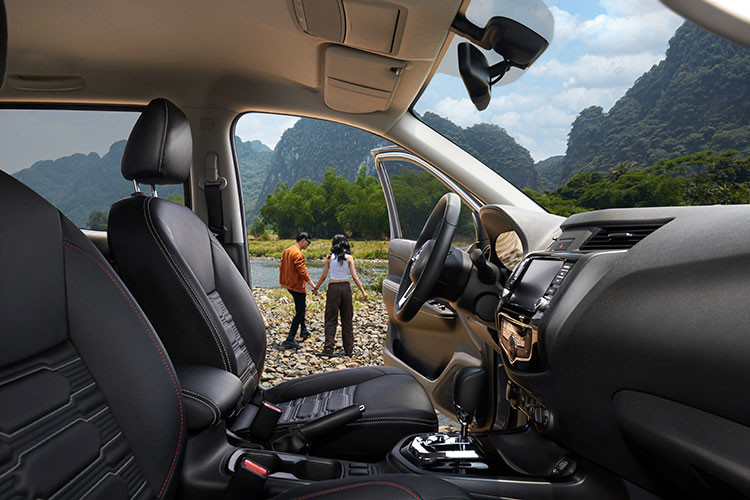 Đáng chú ý, Nissan Navara là mẫu bán tải duy nhất trong phân khúc trên thị trường hiện nay được trang bị camera toàn cảnh 360°. Cả hai phiên bản Navara 4WD Cao cấp và Pro4X đều được trang bị thêm tính năng offroad monitor.