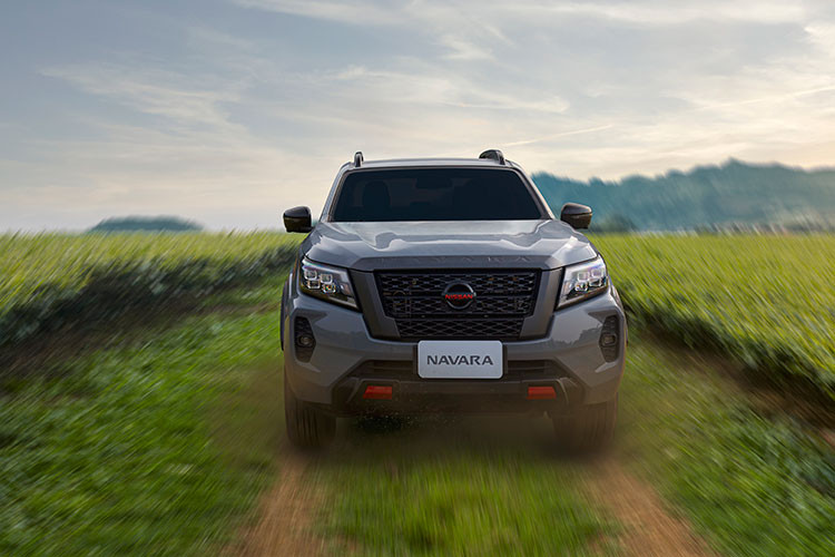 Đặc biệt, Nissan Navara 2022 đã được trang bị động cơ mới Turbo kép 2.3L cho sức mạnh 190Ps tại 3.750 vòng/phút và mô men xoắn cực đại 450 Nm tại vòng tua động cơ thấp hơn so với kiểu loại động cơ tiền nhiệm, cụ thể là 1.500 – 2.500 vòng/phút. 