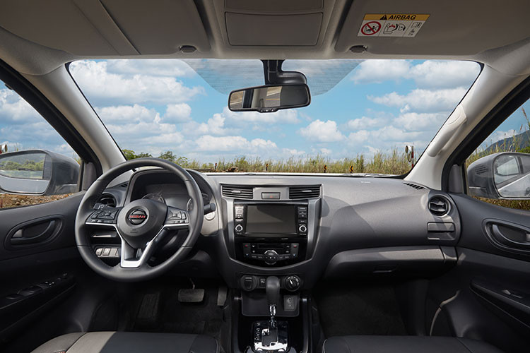 Ngoài ra, Nissan Navara 2022 thế hệ mới còn thay đổi về hệ thống xử lý khí thải như bộ lọc hạt và thay đổi ở bộ chuyển đổi chất xúc tác, giúp mẫu xe đạt được mức tiêu chuẩn khí thải Euro 5.