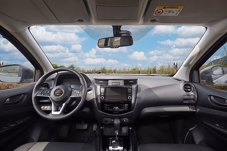 Ngoài ra, Nissan Navara 2022 thế hệ mới còn thay đổi về hệ thống xử lý khí thải như bộ lọc hạt và thay đổi ở bộ chuyển đổi chất xúc tác, giúp mẫu xe đạt được mức tiêu chuẩn khí thải Euro 5.