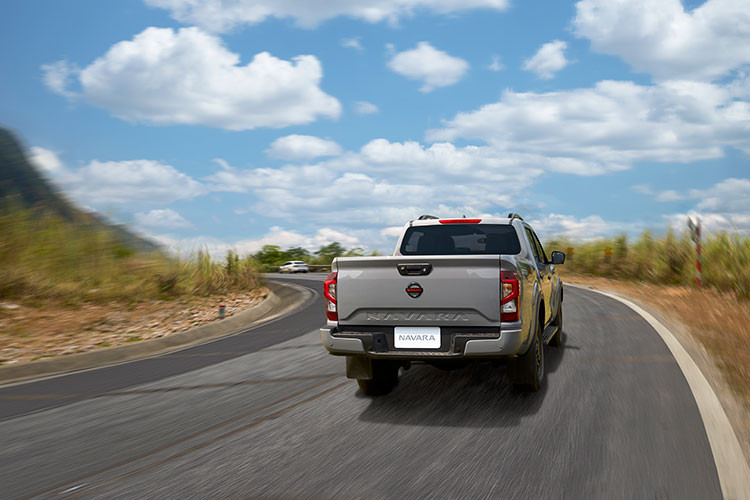 Nissan Navara phiên bản mới được bổ sung vật liệu cách âm 3 lớp, kính xe cũng là loại kính cách âm chuyên dụng, bao gồm 2 lớp kính bên ngoài và 1 lớp màng giảm âm chính giữa, đảm bảo triệt tiêu tối đa tiếng ồn ngoài môi trường vọng vào và cải thiện chất lượng âm thanh bên trong khoang xe. 