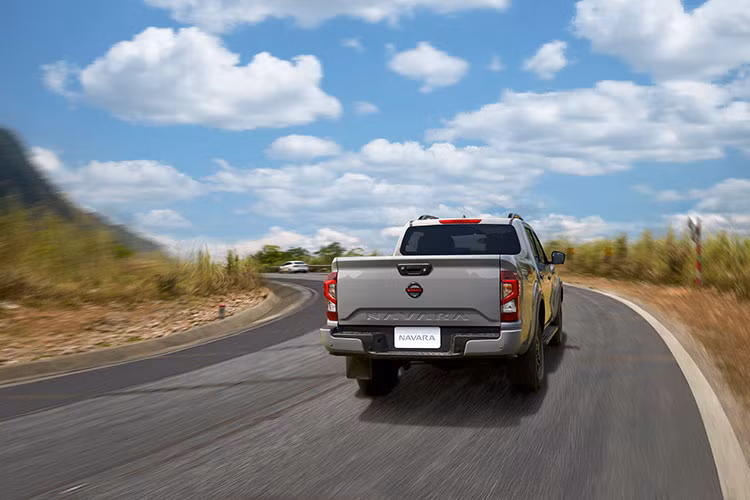 Nissan Navara phiên bản mới được bổ sung vật liệu cách âm 3 lớp, kính xe cũng là loại kính cách âm chuyên dụng, bao gồm 2 lớp kính bên ngoài và 1 lớp màng giảm âm chính giữa, đảm bảo triệt tiêu tối đa tiếng ồn ngoài môi trường vọng vào và cải thiện chất lượng âm thanh bên trong khoang xe. 