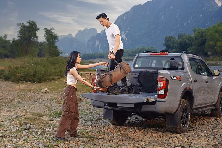 Điểm khác biệt cơ bản của động cơ mới so với động cơ cũ là việc trang bị thêm một turbo tăng áp nữa, giúp tăng hiệu quả đốt cháy nhiên liệu, đồng thời mang lại hiệu suất vận hành ở mức độ cao hơn trước đây.