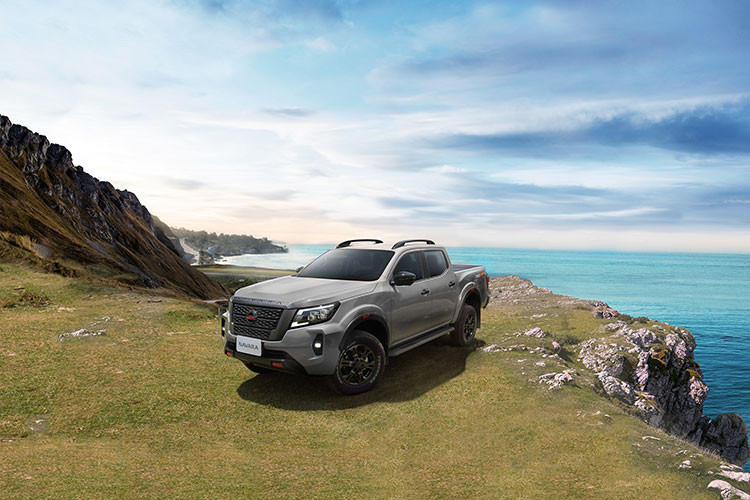 Cụ thể, mẫu xe bán tải Nissan Navara 2022 mới vẫn giữ kích thước tổng thể là 5.260 x 1.850 x 1.860 mm trên phiên bản 4WD cao cấp và 5.260 x 1.875 x 1.855 mm trên phiên bản thể thao Pro4X cùng chiều dài cơ sở 3.150 mm, tạo cho chiếc xe không gian rộng rãi và thoáng đãng.