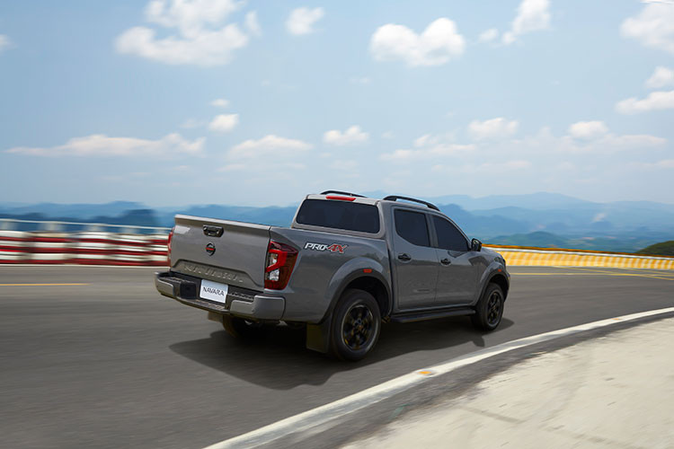 Mức giá xe Nissan Navara 4WD 2022 Cao cấp có mức bán ra chính hãng tại Việt Nam từ 945 triệu, phiên bản Nissan Navara PRO4X có giá là 970 triệu đồng (xe được bảo hành 5 năm hoặc 100.000 km tùy điều kiện nào đến trước).