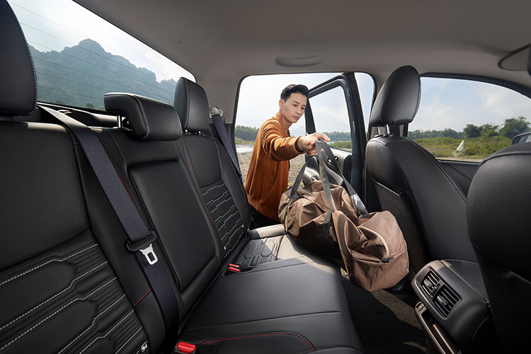 Với tính năng off-road monitor, ở chế độ 2 cầu chậm, người lái có thể quan sát rõ địa hình xung quanh, kể cả vị trí chính xác đặt bánh xe trước. Bên cạnh đó, hệ thống cảnh báo va chạm (MOD) cũng được tích hợp trên màn hình và sẽ kích hoạt khi phát hiện vật thể di chuyển lại gần xe, giúp tránh khỏi những va chạm đáng tiếc.