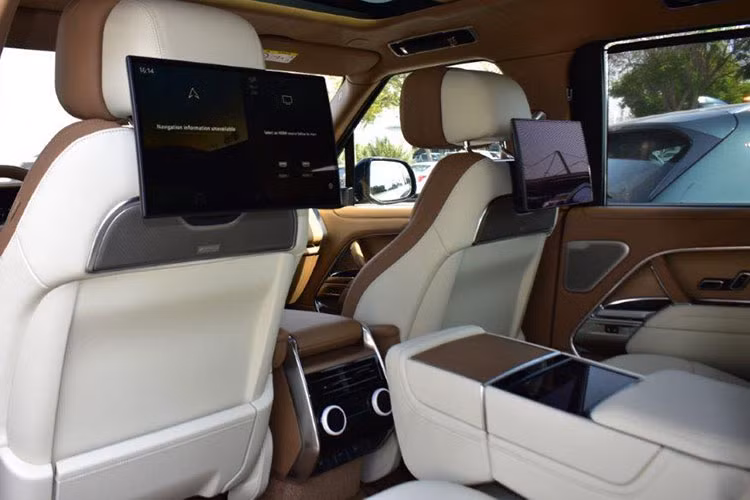 Bên cạnh đó là 2 phong cách thiết kế Serenity và Intrepid. Trong đó, phong cách Serenity tập trung vào sự sang trọng, kết hợp những chi tiết ngoại thất màu bạc Atlas Silver với điểm nhấn màu đồng Corinthian Bronze. Trái lại, phong cách Intrepid lại khiến Range Rover SV 2022 trông hầm hố hơn nhờ những điểm nhấn màu đen Anthracite và Graphite Atlas.