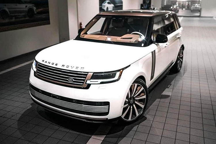 Như vậy, sau hàng chục chiếc xe Range Rover thế hệ mới được mang về nước trong 1 năm qua, cuối cùng, Range Rover SV cũng đã xuất hiện. Với mức giá 23,8 tỷ đồng cho chiếc SUV Range Rover SV 2023, hiện mẫu xe này đắt không kém các dòng xe cao cấp nhất như Bentley Bentayga, Rolls-Royce Cullinan hay Aston Martin DBX707.