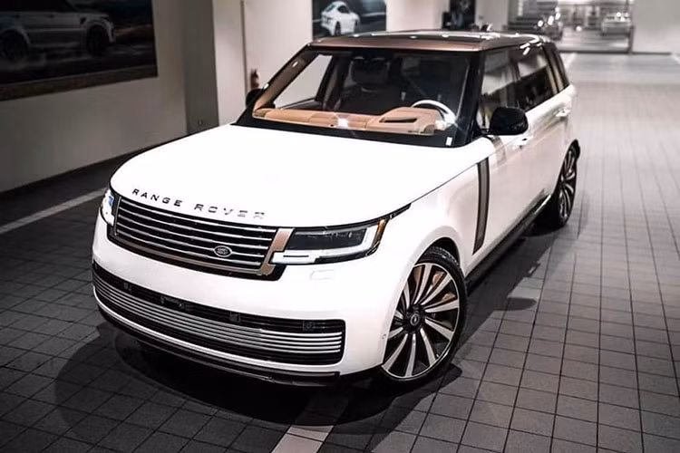 Như vậy, sau hàng chục chiếc xe Range Rover thế hệ mới được mang về nước trong 1 năm qua, cuối cùng, Range Rover SV cũng đã xuất hiện. Với mức giá 23,8 tỷ đồng cho chiếc SUV Range Rover SV 2023, hiện mẫu xe này đắt không kém các dòng xe cao cấp nhất như Bentley Bentayga, Rolls-Royce Cullinan hay Aston Martin DBX707.