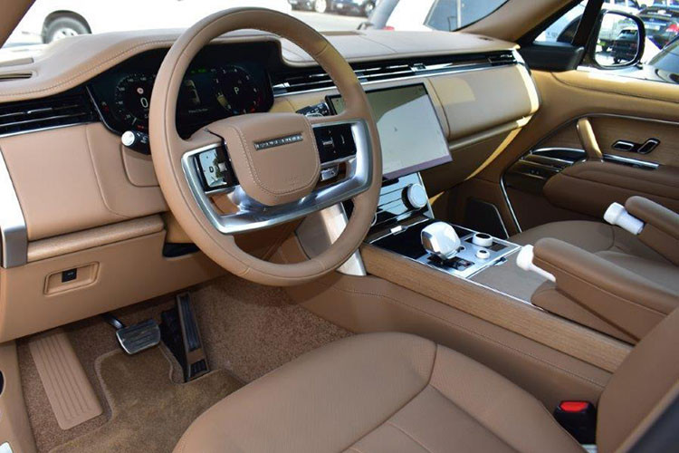 Bên trong Range Rover SV 2023 đầu tiên về Việt Nam là không gian nội thất rộng rãi và sang trọng với những chất liệu cao cấp như da hoặc gỗ. Nếu chi thêm tiền, khách hàng có thể trang bị cụm điều khiển trung tâm bằng gỗ muồng đen được Hội đồng quản lý rừng (Forest Stewardship Council) chứng nhận.
