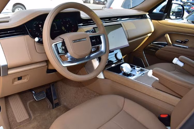 Bên trong Range Rover SV 2023 đầu tiên về Việt Nam là không gian nội thất rộng rãi và sang trọng với những chất liệu cao cấp như da hoặc gỗ. Nếu chi thêm tiền, khách hàng có thể trang bị cụm điều khiển trung tâm bằng gỗ muồng đen được Hội đồng quản lý rừng (Forest Stewardship Council) chứng nhận.