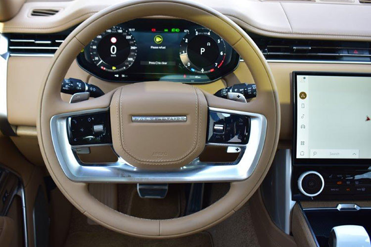 Cụm điều khiển trung tâm của xe được làm từ hàng trăm mảnh gỗ nhỏ có kích thước 6 - 8 mm, cắt bằng laser và xếp thủ công. Loại gỗ này cũng được dùng cho Range Rover SV bản 4 chỗ với cụm điều khiển trung tâm kéo dài về phía sau và đi kèm bàn gấp chỉnh điện Club Table.