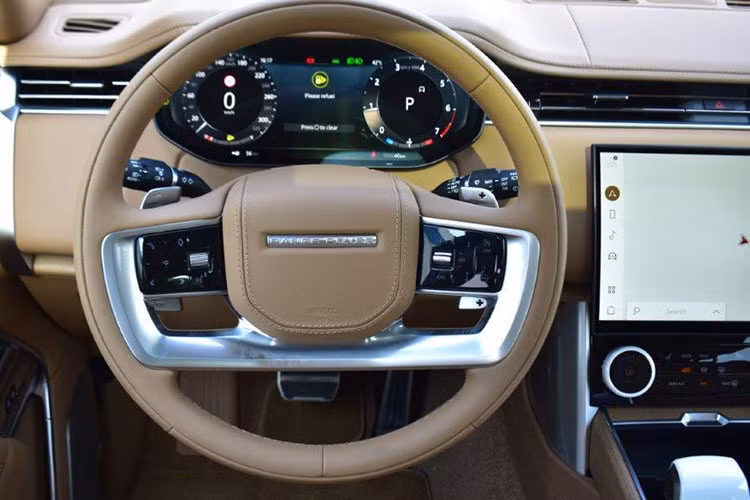 Cụm điều khiển trung tâm của xe được làm từ hàng trăm mảnh gỗ nhỏ có kích thước 6 - 8 mm, cắt bằng laser và xếp thủ công. Loại gỗ này cũng được dùng cho Range Rover SV bản 4 chỗ với cụm điều khiển trung tâm kéo dài về phía sau và đi kèm bàn gấp chỉnh điện Club Table.