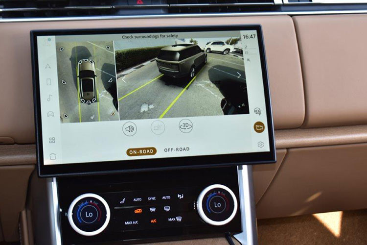 Trong khi đó, ghế của Range Rover SV 2022 được bọc da semi-aniline sang trọng. Tuy nhiên, khách hàng cũng có thể chọn các loại da khác cho xe. Trong đó, có cả da với bề mặt tự nhiên và tạo cảm giác thô ráp như da bọc nội thất ở nhà. 