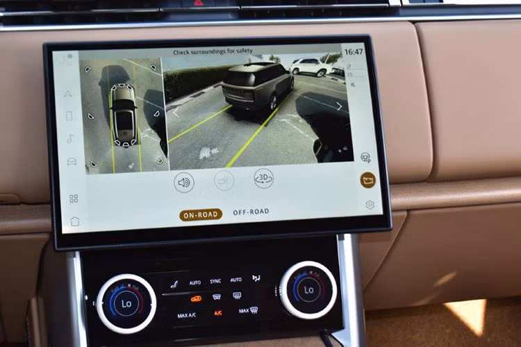 Trong khi đó, ghế của Range Rover SV 2022 được bọc da semi-aniline sang trọng. Tuy nhiên, khách hàng cũng có thể chọn các loại da khác cho xe. Trong đó, có cả da với bề mặt tự nhiên và tạo cảm giác thô ráp như da bọc nội thất ở nhà. 