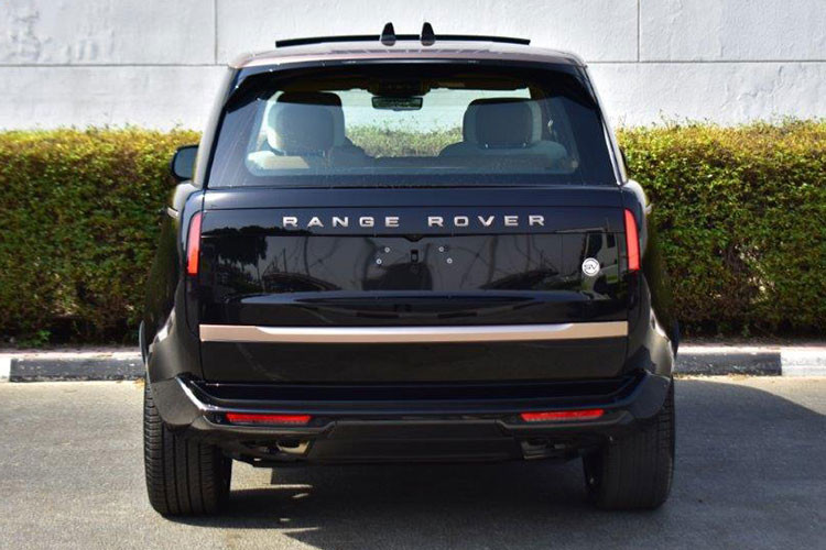 Xe được trang bị khối động cơ V8 4.4L tăng áp kép, sản sinh công suất 530 mã lực và mô-men xoắn 750 Nm. Động cơ V8 mới này tiết kiệm hơn 17% nhiên liệu và tạo mô-men xoắn cực đại lớn hơn 50 Nm so với động cơ 5.0 V8 siêu nạp trước đó. Xe có thể đạt tới giới hạn ở 261 km/h.