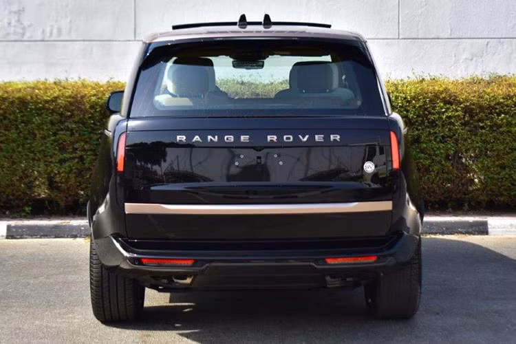 Xe được trang bị khối động cơ V8 4.4L tăng áp kép, sản sinh công suất 530 mã lực và mô-men xoắn 750 Nm. Động cơ V8 mới này tiết kiệm hơn 17% nhiên liệu và tạo mô-men xoắn cực đại lớn hơn 50 Nm so với động cơ 5.0 V8 siêu nạp trước đó. Xe có thể đạt tới giới hạn ở 261 km/h.